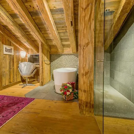 Madame Le Denali Chalet *